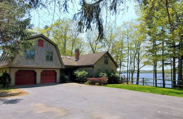 The Lake House- canoes, kayaks, pool table, ping pong table, sleeps 16
