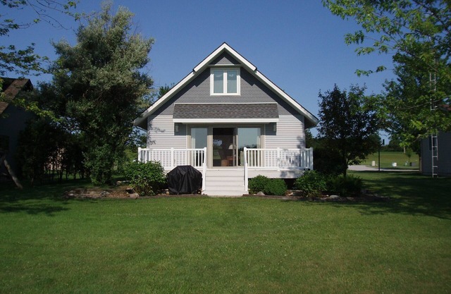 The Lake is Calling! Lakefront Cottage Rental on Clear Lake, Indiana
