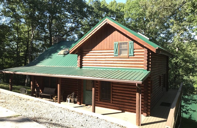 'The Lakefront Lodge' - Spacious Lakefront 3 Bedroom W/Private Covered Dock