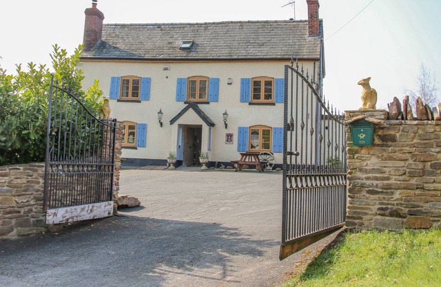 THE LAMB INN, pet friendly, character holiday cottage in Leominster
