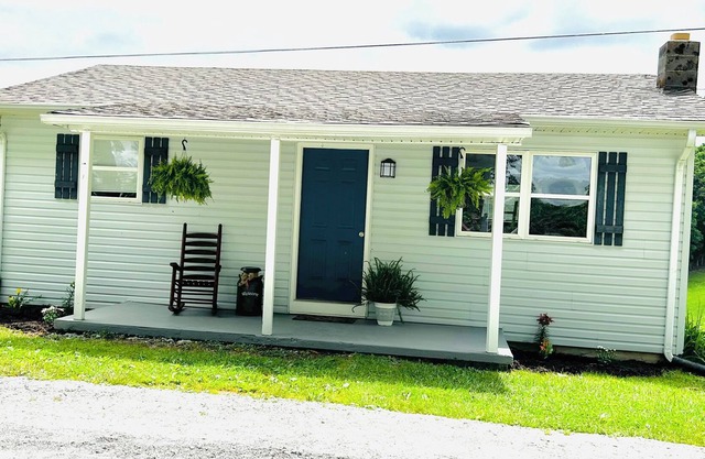 The Little Blue House is 10 minutes from AVT trails and horse back ridding!
