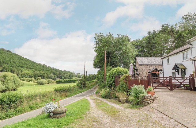 THE LITTLE WHITE COTTAGE, pet friendly, with a garden in Ruthin