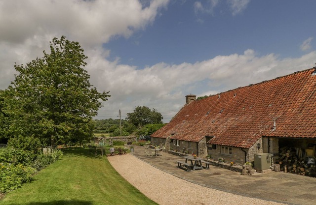 THE LOAFING SHED, family friendly, with open fire in Langport