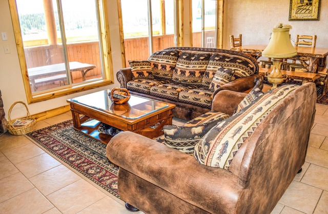 The Lodge at Duck Creek: BEAR'S DEN SUITE