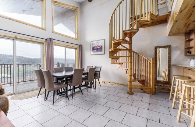 The Lodge at Duck Creek: EAGLE'S LOOKOUT SUITE
