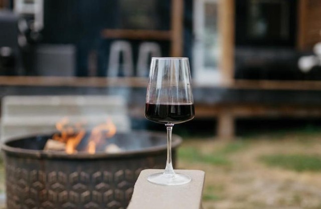 The Loft - Stargazing Tiny Home with Firepit, Wood Fired Pizza Oven & Movie Projector