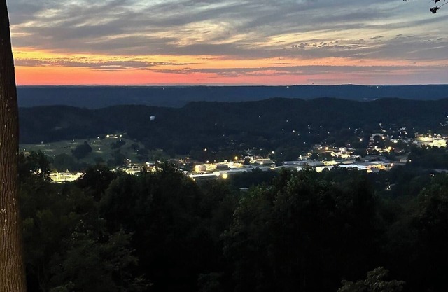 The Lookout on Lookout! Modern 2BR cabin with a hot tub! Overlooking downtown!