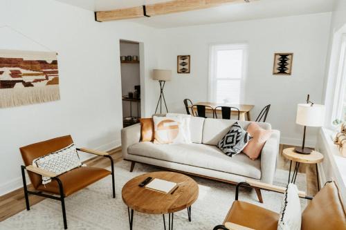 "The Lynn" Modern Urban Stay w/Backyard