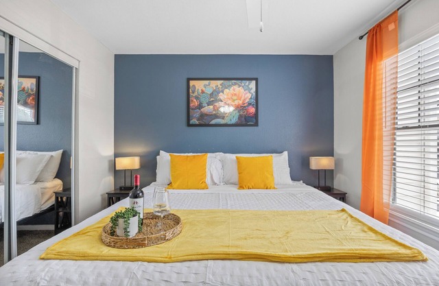 The Magenta - Bold Design + Prime Location + Sleeps 12 + Amenities