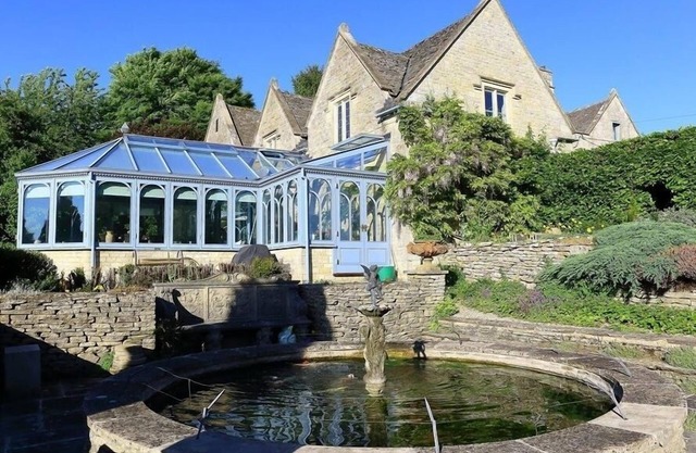 THE MALT HOUSE, pet friendly, character holiday cottage in Burford