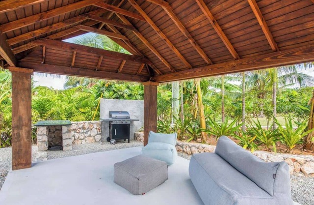 The Mastic Cana LUXE Cottage & Pool on North Side