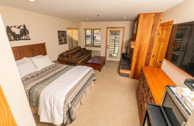 The Meadows-Cozy Hotel Room W/Deck