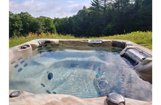 The Meadows House @ Otis Ridge w/7-person hot tub