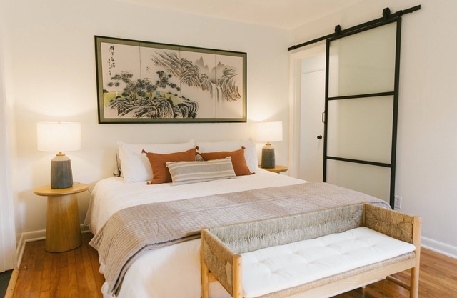 "The Meridian" Modern Stay near Downtown/Airport