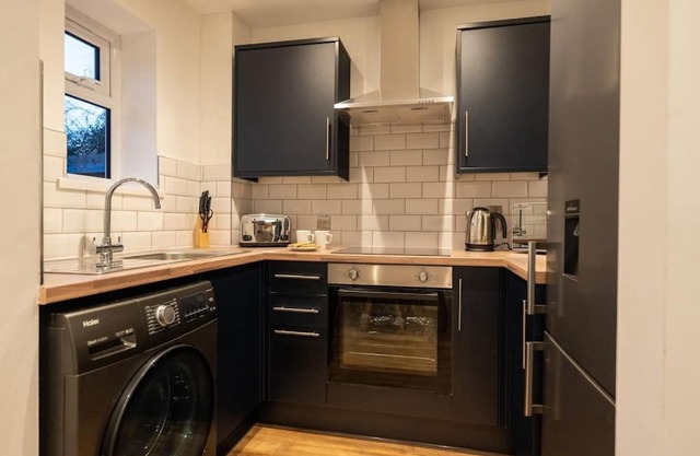 The Mews, Amazing Newport 2 BR, Excellent location, Parking, Perfect for Contractors