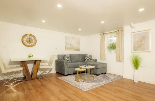 The Minimalist Escape | Modern 1BD in the Heights