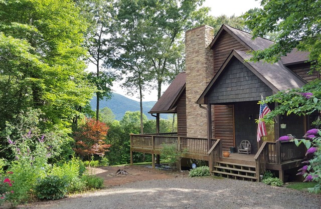 The Mountain Laurel |Gorgeous Year-Round Mountain View, Hot Tub, Fire Pit, Games
