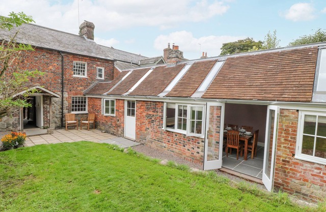 THE OLD BAKEHOUSE, pet friendly, character holiday cottage in Avebury