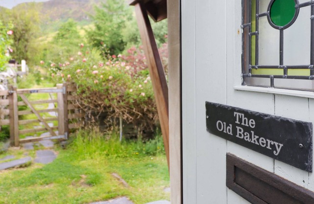 THE OLD BAKERY, pet friendly, character holiday cottage in Penmachno