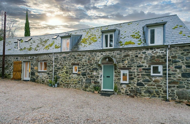 The Old Barn - dog friendly, sleeps 6 guests in 3 bedrooms