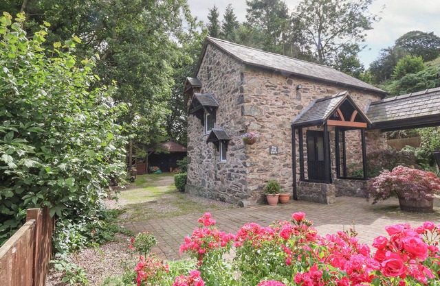 THE OLD BARN, pet friendly, with a garden in Ruthin