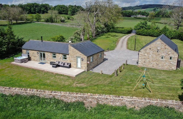 THE OLD BYRE, pet friendly, with hot tub in Middleton-In-Teesdale