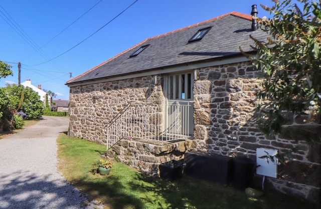 THE OLD BYRE, pet friendly, luxury holiday cottage in Mawnan Smith