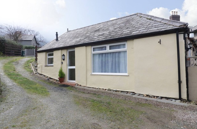 THE OLD COACH HOUSE, family friendly, with a garden in Penmaenmawr