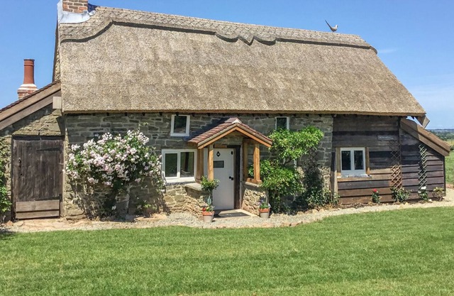 THE OLD COTTAGE, pet friendly, character holiday cottage in Ludlow