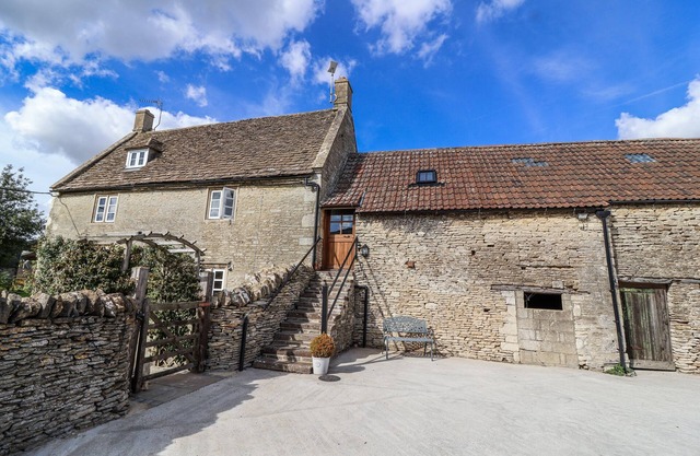 THE OLD DAIRY, romantic, with a garden in Acton Turville