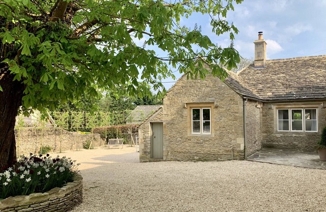 THE OLD DAIRY, romantic, character holiday cottage in Burford