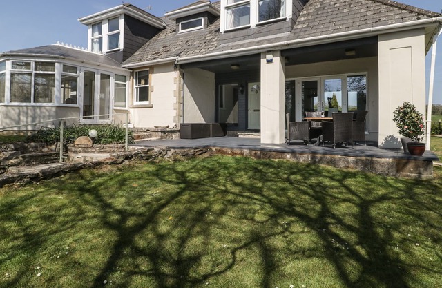THE OLD FORGE, pet friendly, luxury holiday cottage in Shepton Mallet