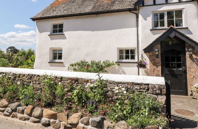 THE OLD MILL HOLIDAY COTTAGE, pet friendly in Okehampton