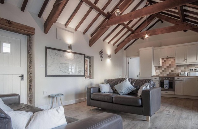 The Old Stables - 3 Bedroom Cottage - Angle