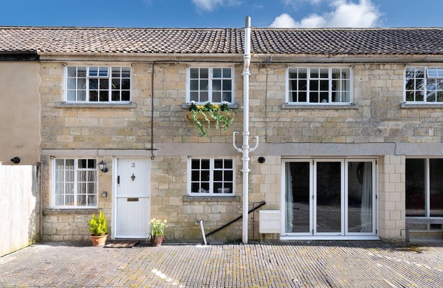 The Old Stables. Sleeps 6, just 10mins from bath by train 15mins by car