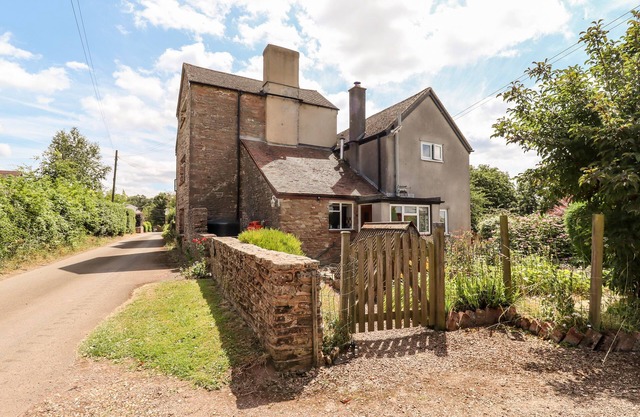 THE OLDE HOUSE, pet friendly, with open fire in Upton Bishop