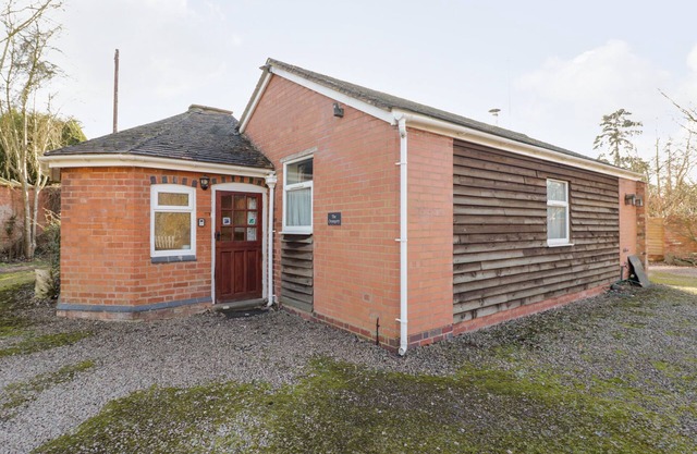 THE ORANGERY, pet friendly, with pool in Upton Upon Severn