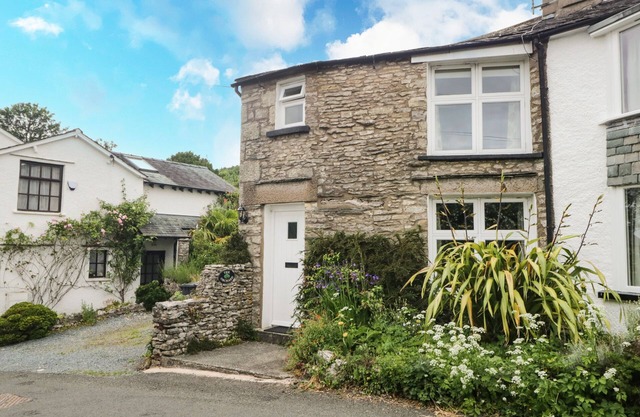 THE ORCHARD, family friendly, character holiday cottage in Levens