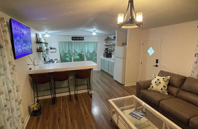 The Ouachita Nook-home near lake, crystal digging, in the heart of Mount Ida!