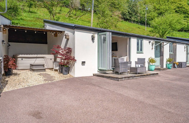 The Outlook - Two Bedroom House, Sleeps 6
