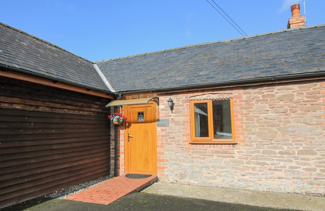 THE OWL BARN, pet friendly, with a garden in Leominster