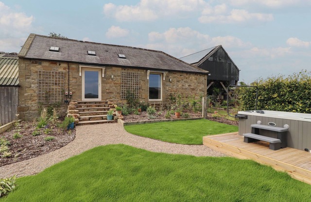 THE OWL'S REST, romantic, with hot tub in Rothbury