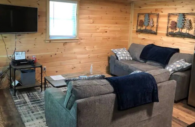 The Owl’s Nest Cabin— 3 Minutes from Salt Fork!
