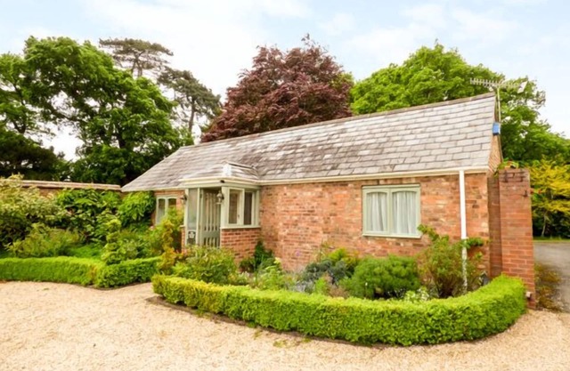 THE PACKING HOUSE, romantic, with a garden in Hanley Castle