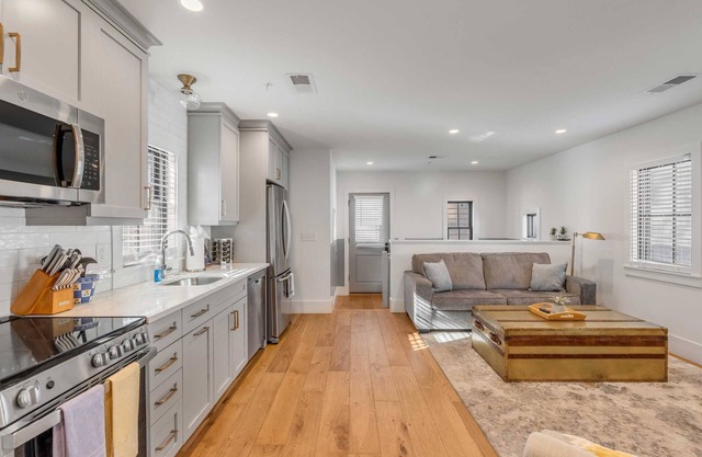 The Palmetto House- D Close to King St!