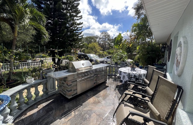 The Perfect getaway Home! Luxurious outdoor grill! In the Heart of Ozona!