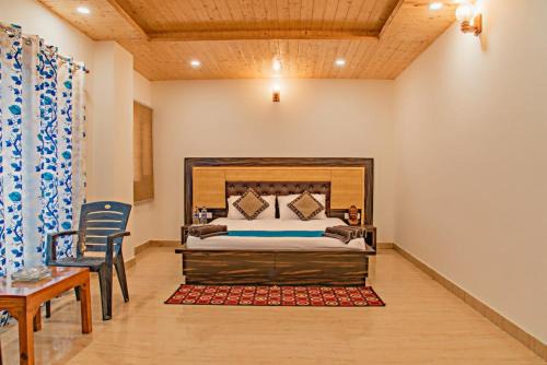 The Pine Trails Kasauli I Guaranteed Best Price I Serviced Villa I Open Air Rooftop I Couple Friendly I Pvt Balcony I Kasauli By Exotic Stays