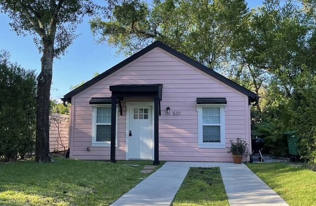 The Pink Cottage: Old Charm with new Amenities