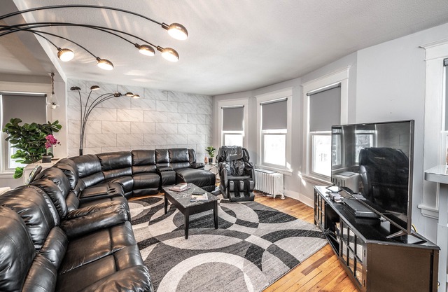 The Pleasant Mansion 6BR (Uptown/Downtown) by Lux Life