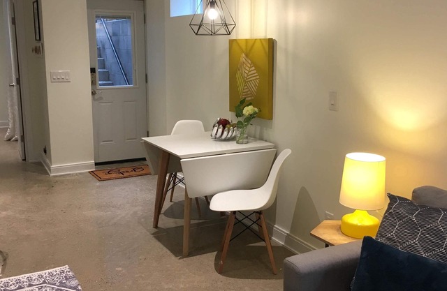 The Pocket: Beautiful Basement Suite on the Subway